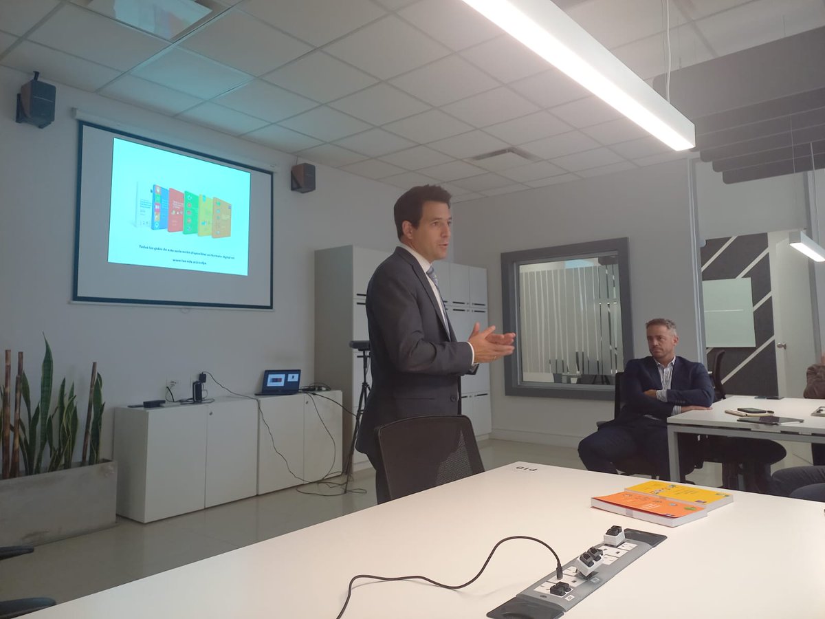 centroconfye's tweet photo. Hoy en las oficinas de #PrudentialSeguros en Mendoza fue presentada la VI Guía de Buenas Prácticas.
Nos llena de alegría que el trabajo que sacamos adelante con distintas empresas desde #CONFyE llegue a otras empresas de la región de Cuyo. https://t.co/TTieNCeZdg