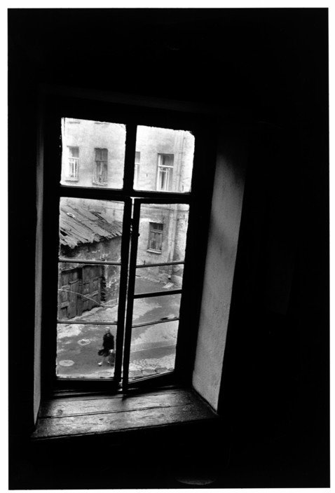 literlandweb1's tweet photo. "Les juro, señores, que tener una conciencia sobradamente sensible es una enfermedad, una verdadera y auténtica enfermedad".
📷Inge Morath: Vista desde la ventana de Dostoievsky en San Petersburgo (1967) https://t.co/lHCjSUXUqb