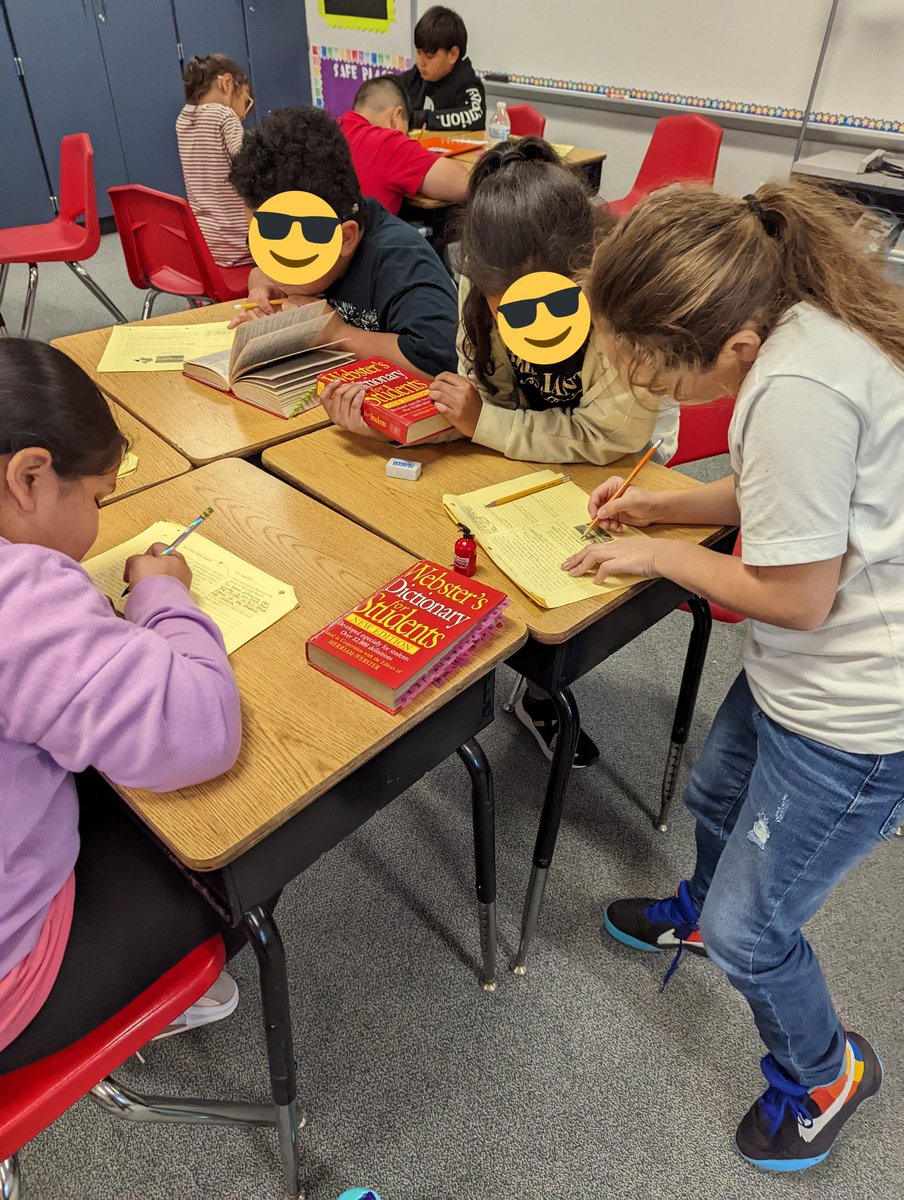 AJS5581's tweet photo. Love when my kiddos work together to annotate passages! Look at them looking up unknown words! Makes my teacher ❤️ happy! @pisdesela @PISDELEMSS @pisdiselar #pisdelachat @JMOLIVA18 https://t.co/ACOplJaIHf
