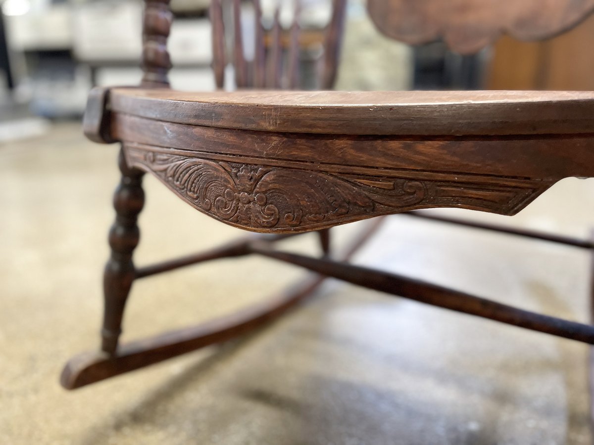 EvanstonRebuild's tweet photo. Nice antique wooden rocking chair with a unique back! — $75 https://t.co/mEGDzPLi1C