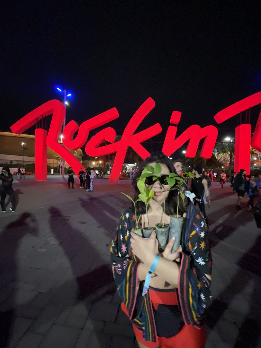 mateusweber__'s tweet photo. @nmgomes_ Minha amiga @harpiaaranha lançou tendência no @rockinrio kkkkkk https://t.co/rFT2AeZ0e9
