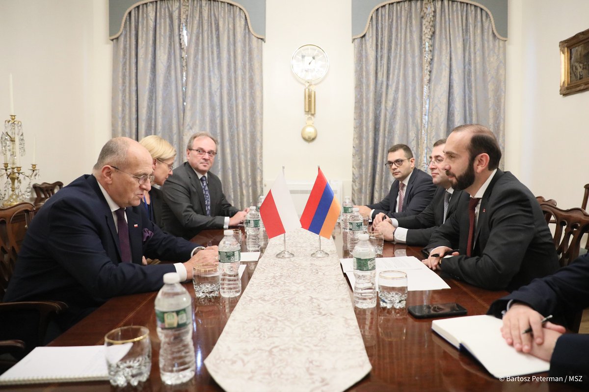FM @RauZbigniew also held a meeting with FM of Armenia 🇦🇲 @AraratMirzoyan. The discussion focused on 🇵🇱🇦🇲 bilateral relations as well as on the security situation in the South Caucasus region and involvement of the 🇵🇱 @OSCE Chairmanship in the peace process.