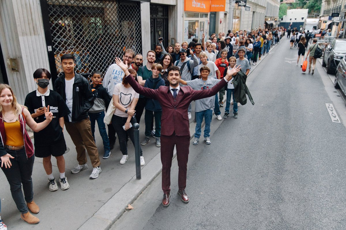 Jamais je n'aurais cru voir autant de monde. 470 personnes à l'ouverture.
Merci infiniment
Rdv 10 Rue Vavin 75006