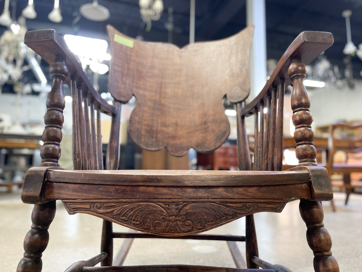 EvanstonRebuild's tweet photo. Nice antique wooden rocking chair with a unique back! — $75 https://t.co/mEGDzPLi1C
