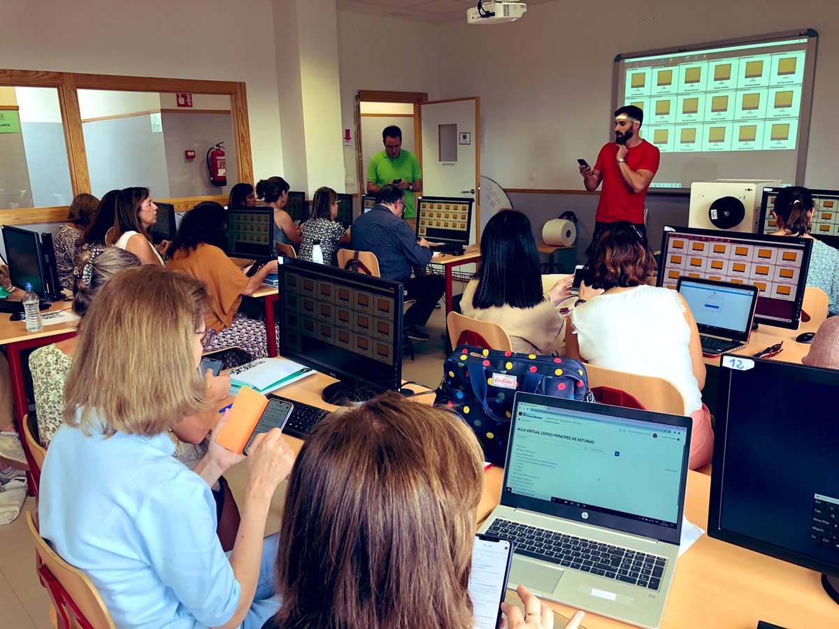 CEIPSOPPA's tweet photo. Empezamos nuestras sesiones dentro del #PlanDigital del centro. Hoy profes de Infantil, Primaria y Secundaria participamos en una sesión sobre @Canva para la #educacion Metodologías activas+creatividad Primaria y Secundaria  #pozuelo #CompetenciaDigitalDocente #digitalización https://t.co/wEW0UxLRDF