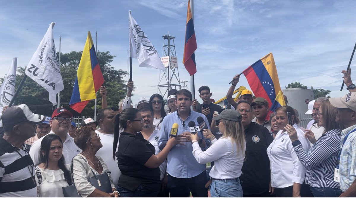 prospericarlos's tweet photo. Estamos en el municipio Baralt del Edo Zulia, donde nos recibió la Cámara Municipal encabezada por su presidenta Jacinta Colina, desde el Zumaque 1 primer pozo petrolero de Venezuela, tenemos el compromiso de reimpulsar PDVSA para el beneficio de todos los VENEZOLANOS! https://t.co/lXSJ2vJJxZ