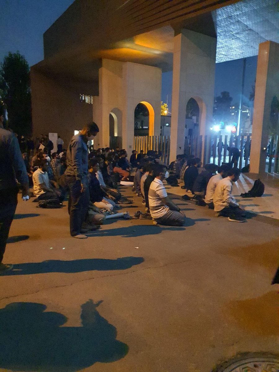 Alizmhdi's tweet photo. لشکر معاویه هم قرآن می‌زد سر نیزه. https://t.co/0Z3A1ivFFu