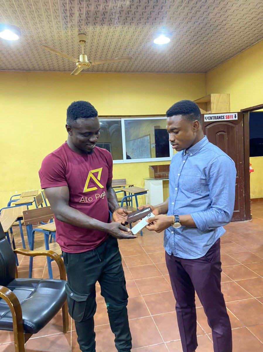 ruth_derricks's tweet photo. Stand-up comedian,Ebenezer Dwomoh @Dwomoh2008 gifts his colleague comedian @1atopagh an iPhone and a name tag necklace as a thank you,for performing on his recent comedy special show, “I’M NOT  FOOLING” which was held in Kumasi . @TDzineku @kodwoboateng https://t.co/JQ5HXwfP9t