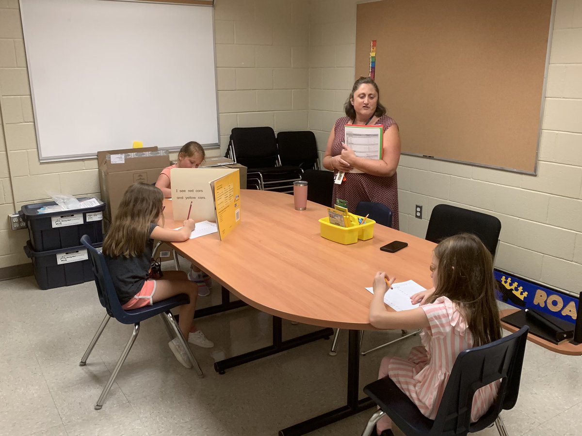 MclayJulie's tweet photo. CLST @RoyalRoadsPS working through the spelling inventories with our Ravens! @BrookeHaggith @JulieRuberto @JeffBruce11 https://t.co/3FrZSAIszJ