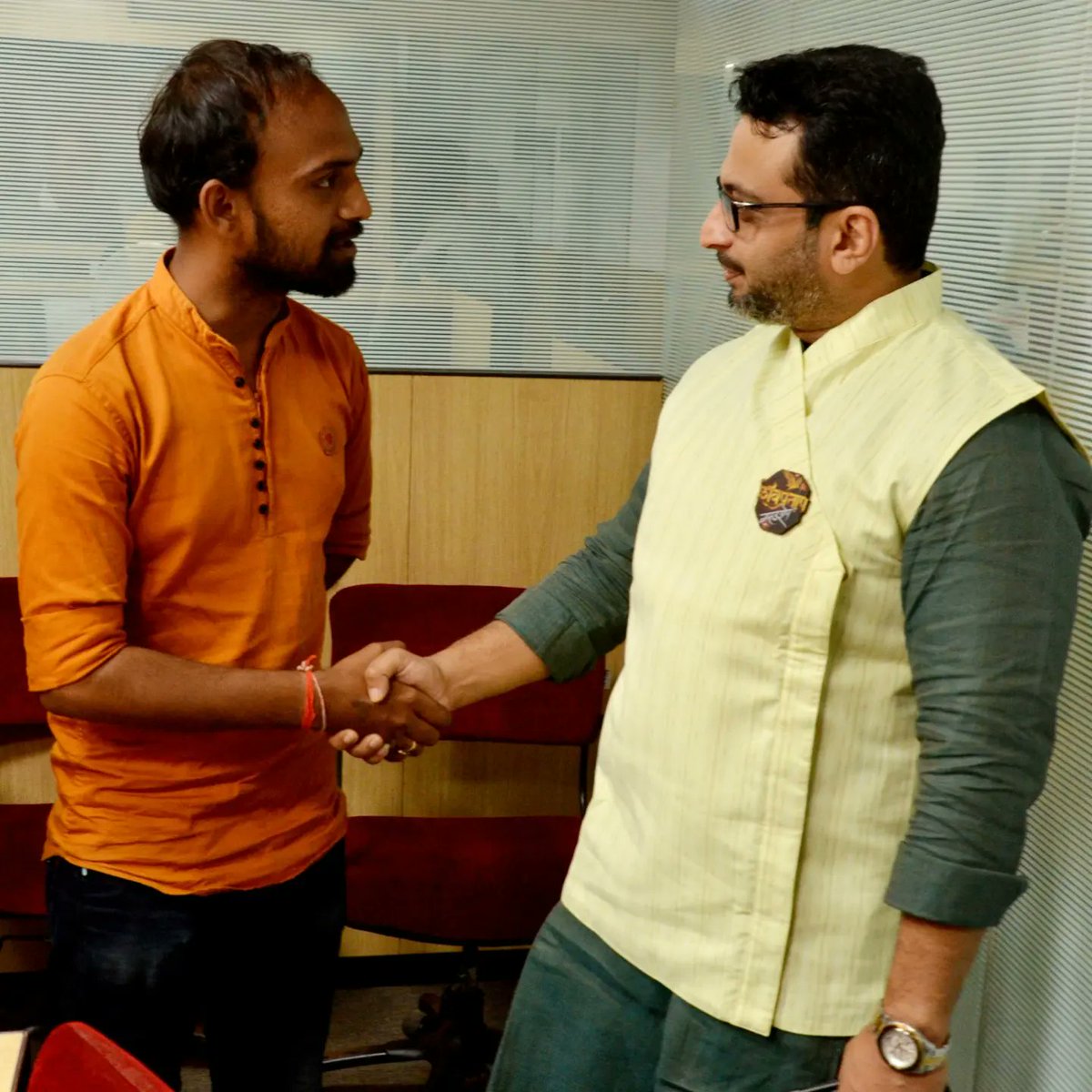 harishs450's tweet photo. महाराष्ट्राचे अभिनेते स्टार प्रवाह वाहिनीवरील 'राजा शिवछत्रपती' या तसेच 'स्वराज्यरक्षक संभाजी' या झी मराठी वाहिनीवरील मालिकेमध्ये त्यांनी संभाजी महाराजांची भूमिका केली सोबतच शिरुरचे खासदार श्री.अमोल कोल्हे लोकमत भवन,औरंगाबाद येथे नवीन चित्रपटाची मुलाखतीसाठी आले असताना सोबतचे क्षण https://t.co/zhUPI5Dgwt