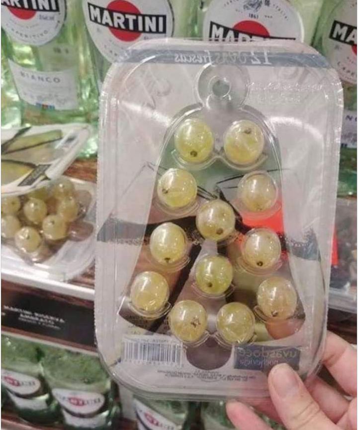 MEcosocialista's tweet photo. Questo mondo è impazzito!

12 chicchi d'uva in plastica.

Lo schifo del #capitalismo. https://t.co/0H62x9YvJN