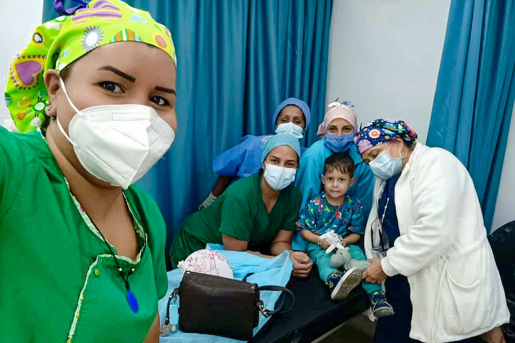 mineducacion_ve's tweet photo. @NicolasMaduro @_LaAvanzadora ¡Todo cambió! El Ipasme está contigo
Tras la revisión médica de Dilan y Valentina Sánchez, hijos de la docente, se determinó que ambos ameritaban una intervención quirúrgica de hernia umbilical e inguinal. Se atendieron con amor y compromiso. 2/3 https://t.co/RGGO9eKcpC