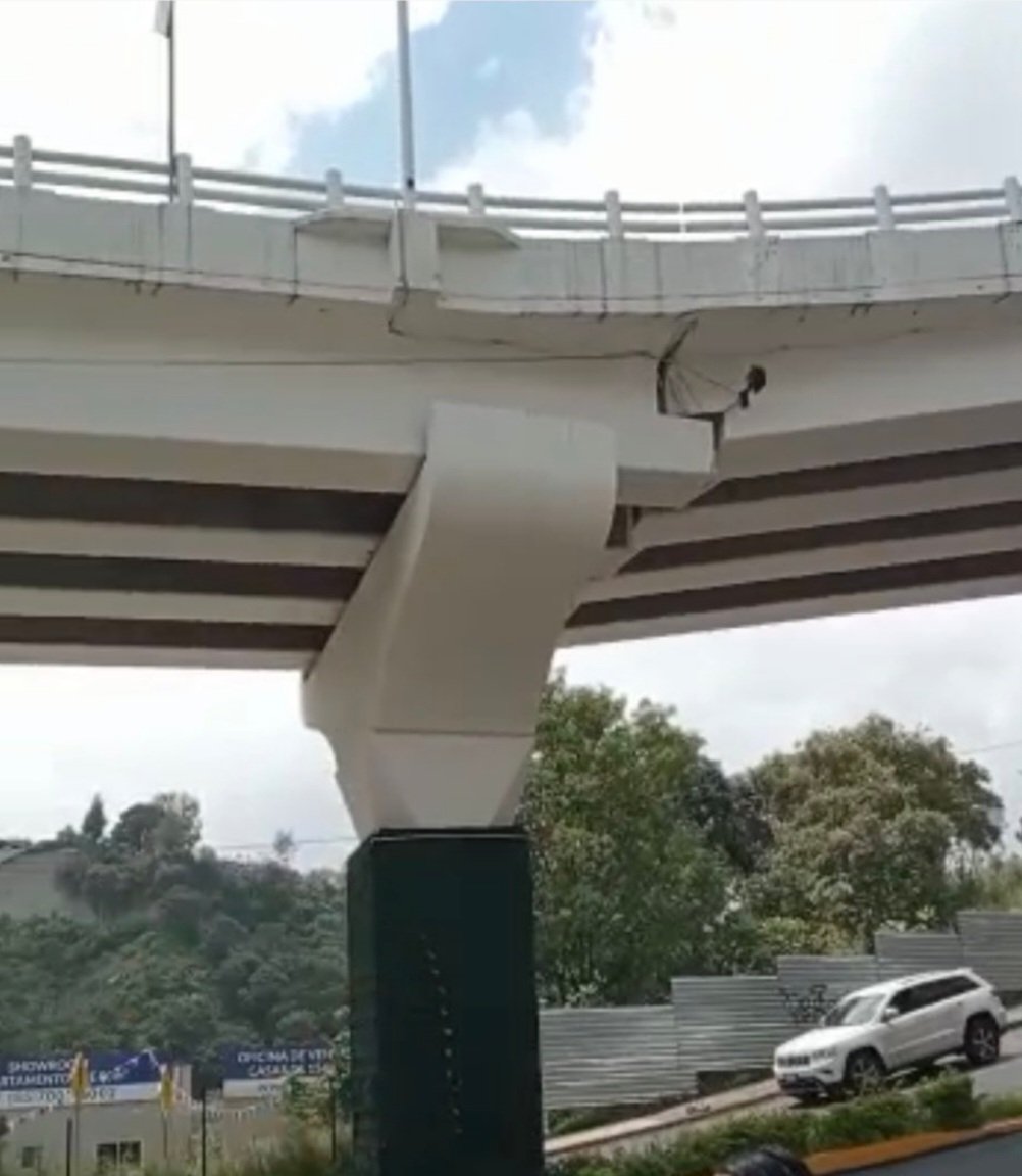 Huitzquillocan's tweet photo. ⚠️🚧
Informan autoridades municipales de #Huixquilucan, que cierran de manera preventiva el puente que conecta con el Viaducto Interlomas, sobre Palma Criolla justo frente al Centro Comercial Altika Interlomas, para revisión por parte de Protección Civil. https://t.co/8UPFYAf9IR