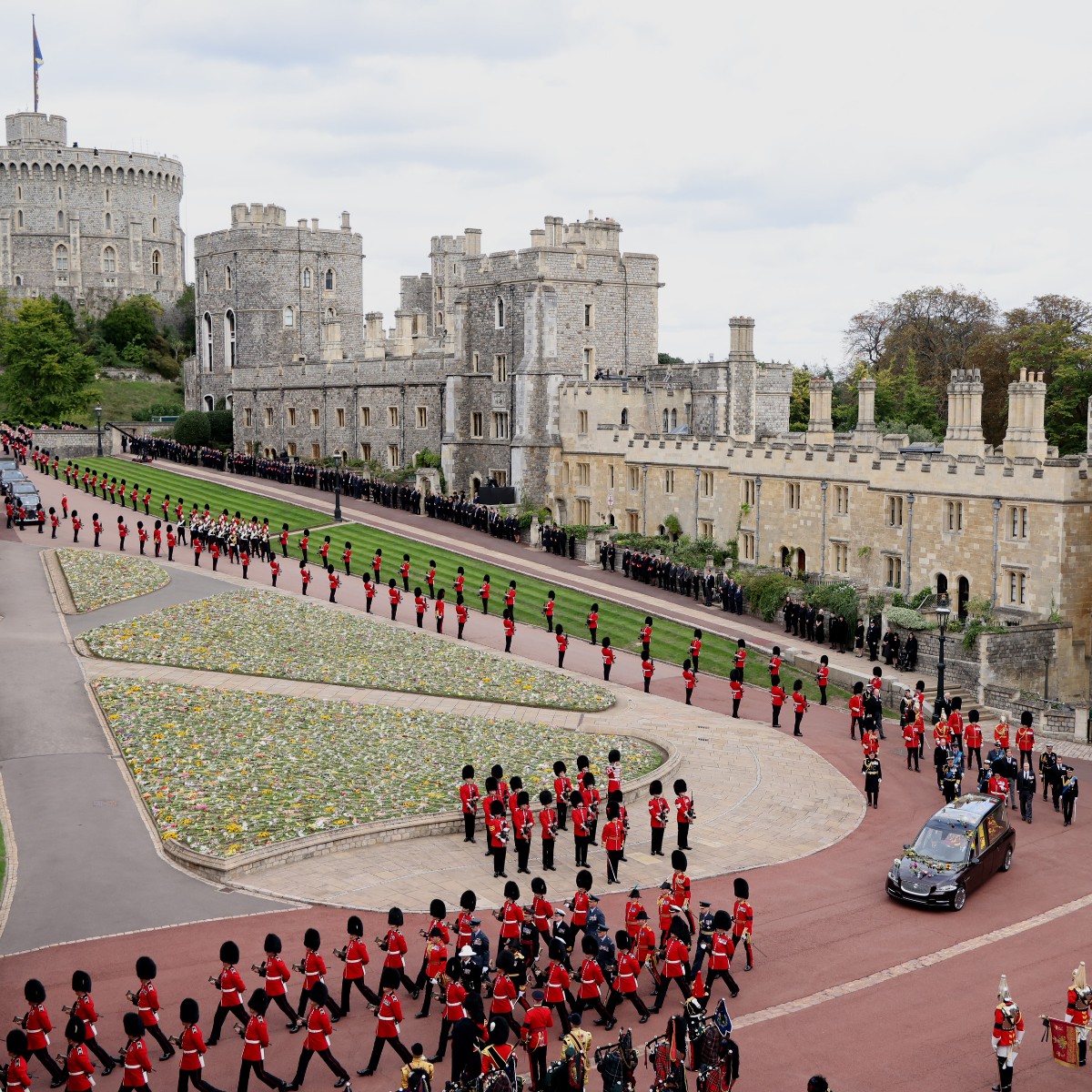 Her Majesty the Queen's funeral procession makes its way towards Windsor Castle. Members of the @RoyalNavy, @BritishArmy, and @RoyalAirForce line the Long Walk. 📷 MOD