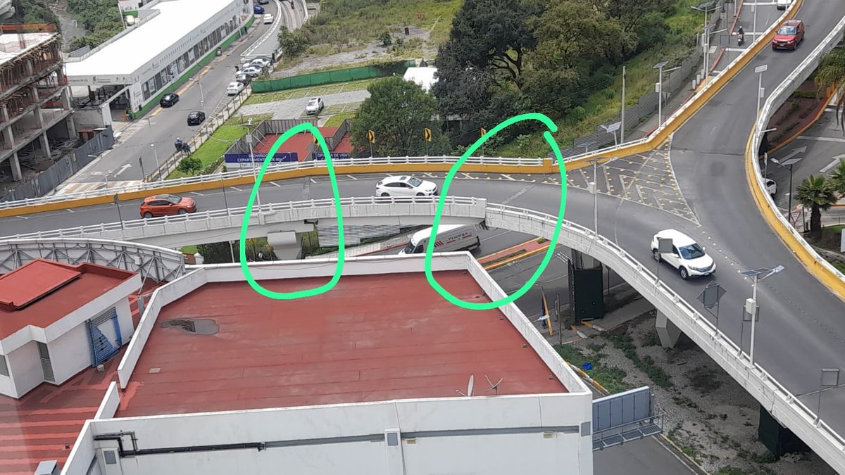 jackievasco's tweet photo. @HuixquiGob por favor cierren este puente!!! Siguen pasando los coches https://t.co/IStNeDISbw