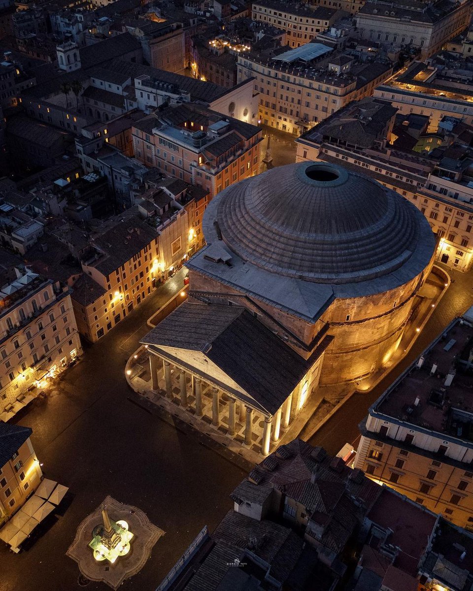 La purezza delle linee architettoniche del Pantheon vista dall'alto. Pantheon's straight architectural lines seen from above. 📸 by giorgioteti via IG #VisitRome @pantheon_roma