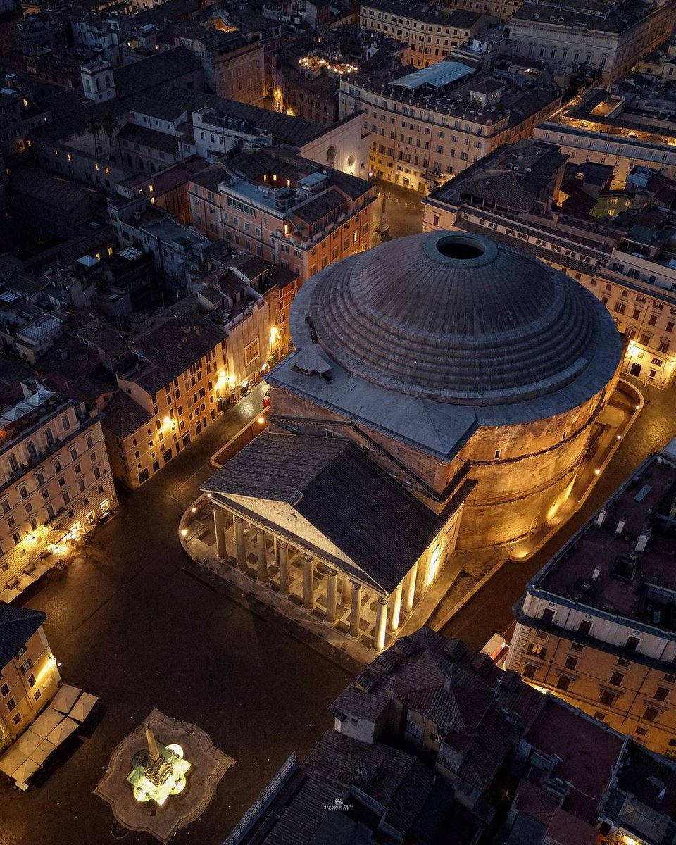 La purezza delle linee architettoniche del Pantheon vista dall'alto.

Pantheon's straight architectural lines seen from above.

📸 by giorgioteti via IG
#VisitRome <a href="/pantheon_roma/">Pantheon Roma</a>