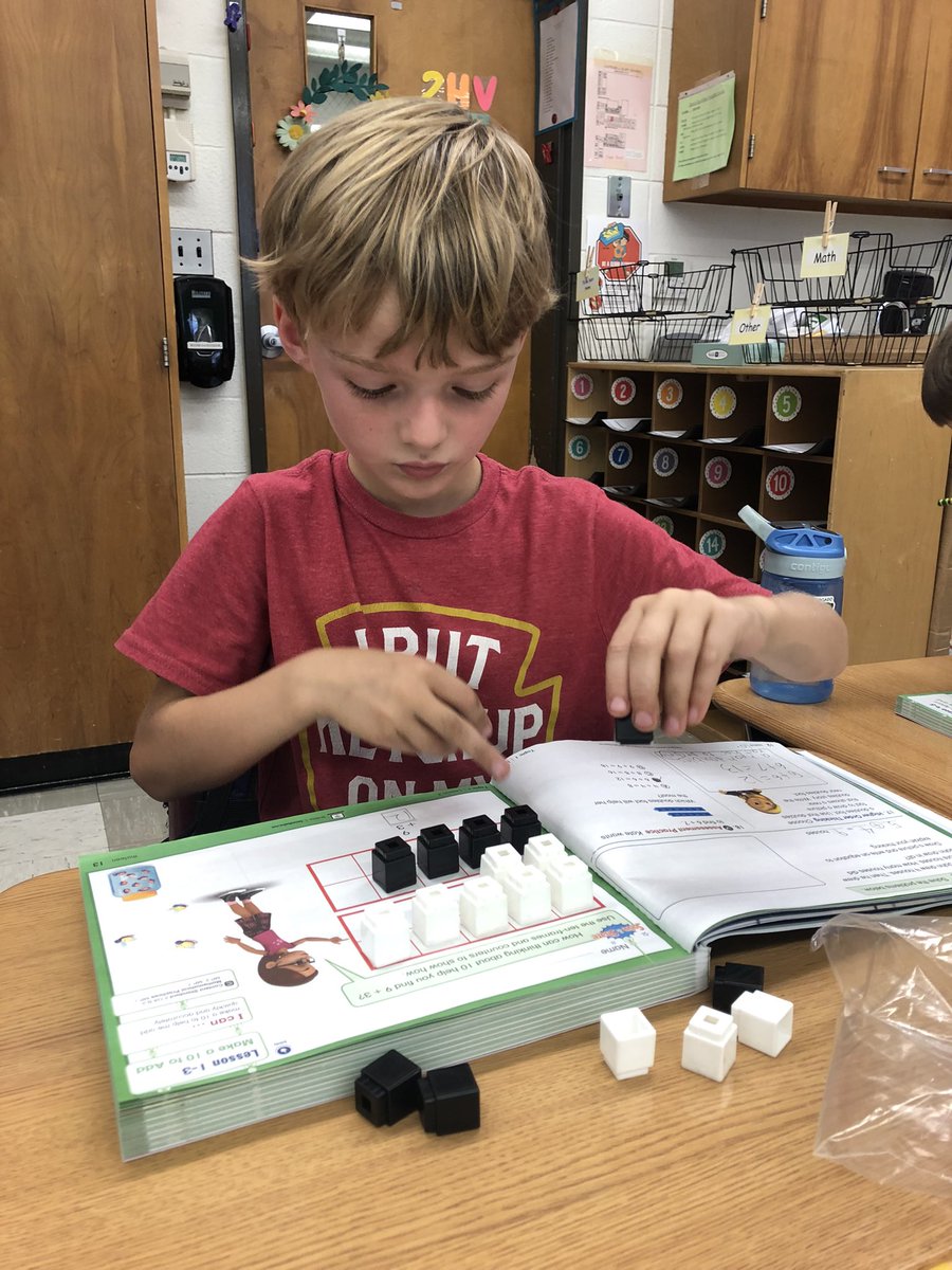 KymHarjes's tweet photo. Using blocks to “make a 10” to build our mental math practices #additionfacts #makeaten https://t.co/xmpEt8VGU4