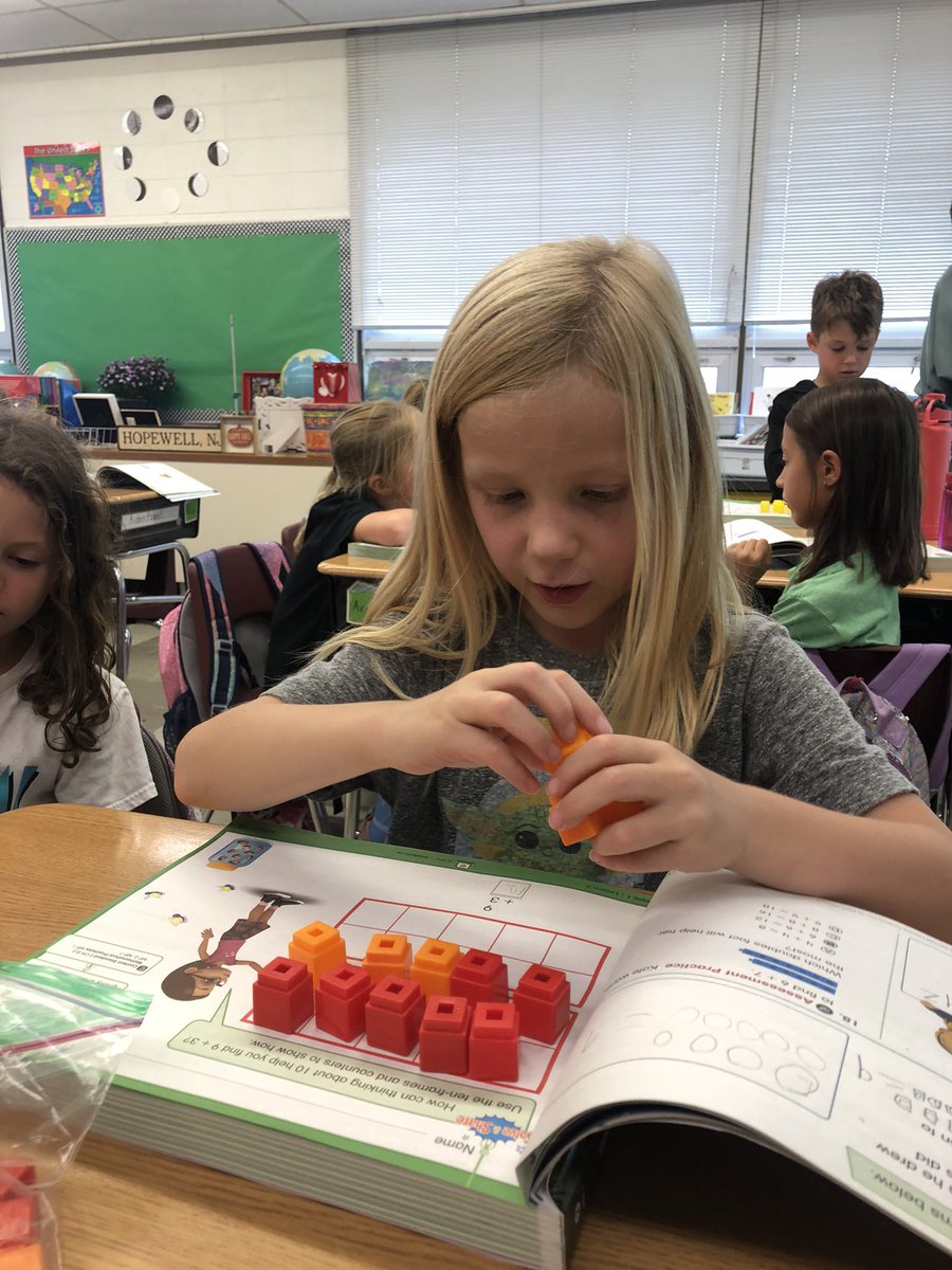 KymHarjes's tweet photo. Using blocks to “make a 10” to build our mental math practices #additionfacts #makeaten https://t.co/xmpEt8VGU4