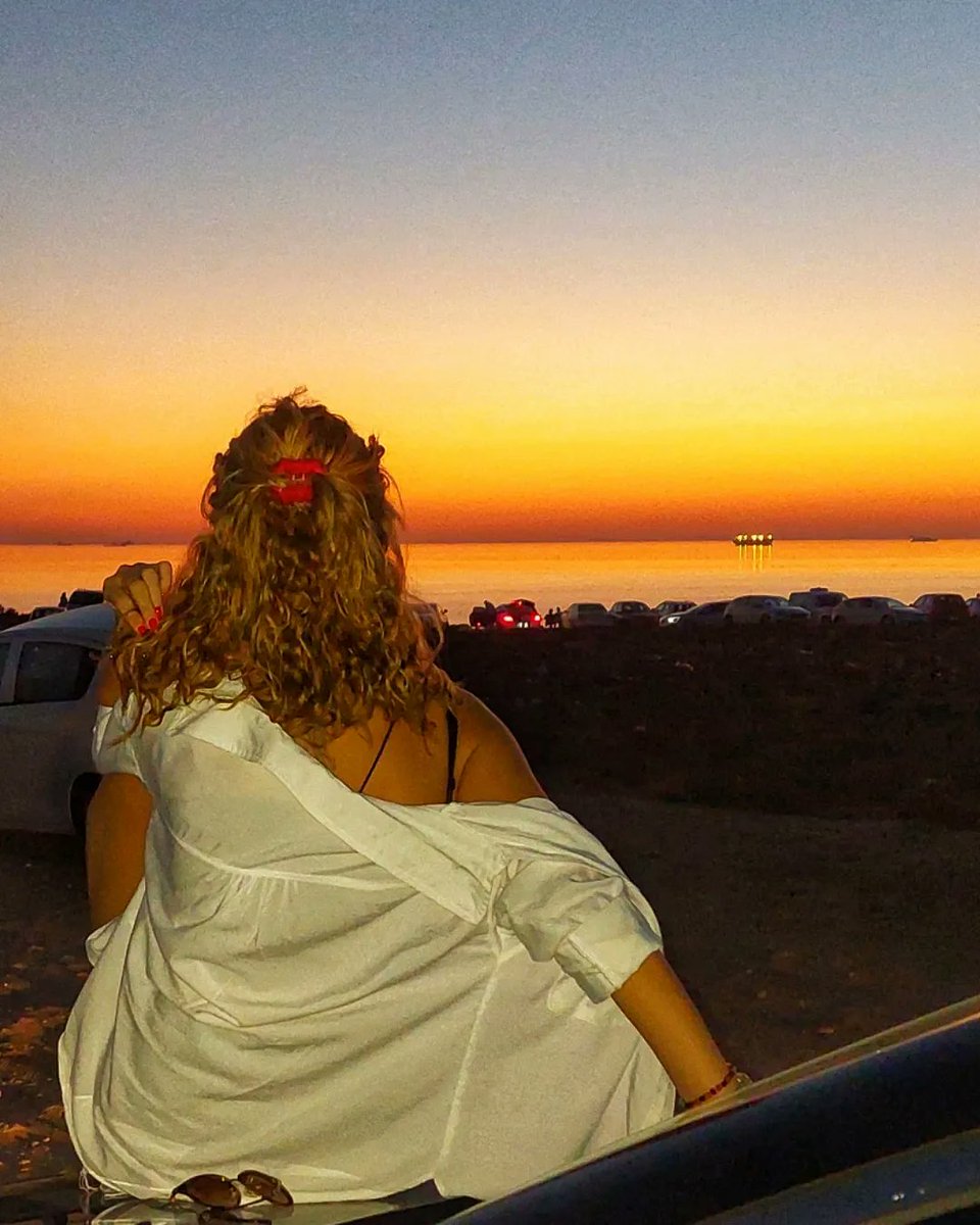 neslmmm's tweet photo. Ne arkamdan konuşanlara bakarim, ne de beni çekemeyenleri takarım.Allah 'a havale eder yoluma bakarım 😉🙋🏼‍♀️🐞🍀
#GeceyeNotum #sunsetshimmer #Bozcaada #yol https://t.co/mOab68AGK0