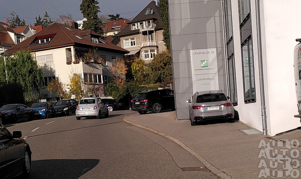 Wir kriegen immer wieder Bilder von der Lenzhalde. Hier parkt der graue Audi, wie fast immer auf dem Gehweg. Dazu noch so ein schwarzes SUV komplett quer ein paar Meter weiter. In @stuttgart_stadt normal und geduldet.
#StuttgartParktFair #RunterVomGehweg