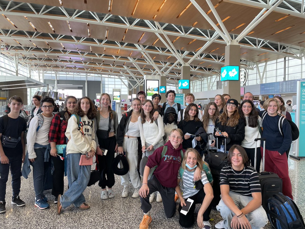 LyceeCalgary's tweet image. 🛫... and they&apos;re off! Bon voyage to our grade 9 students as they travel around France over the next two weeks. 🇫🇷 #voyageenfrance #france #frenchschool #francetrip #lyceecalgary