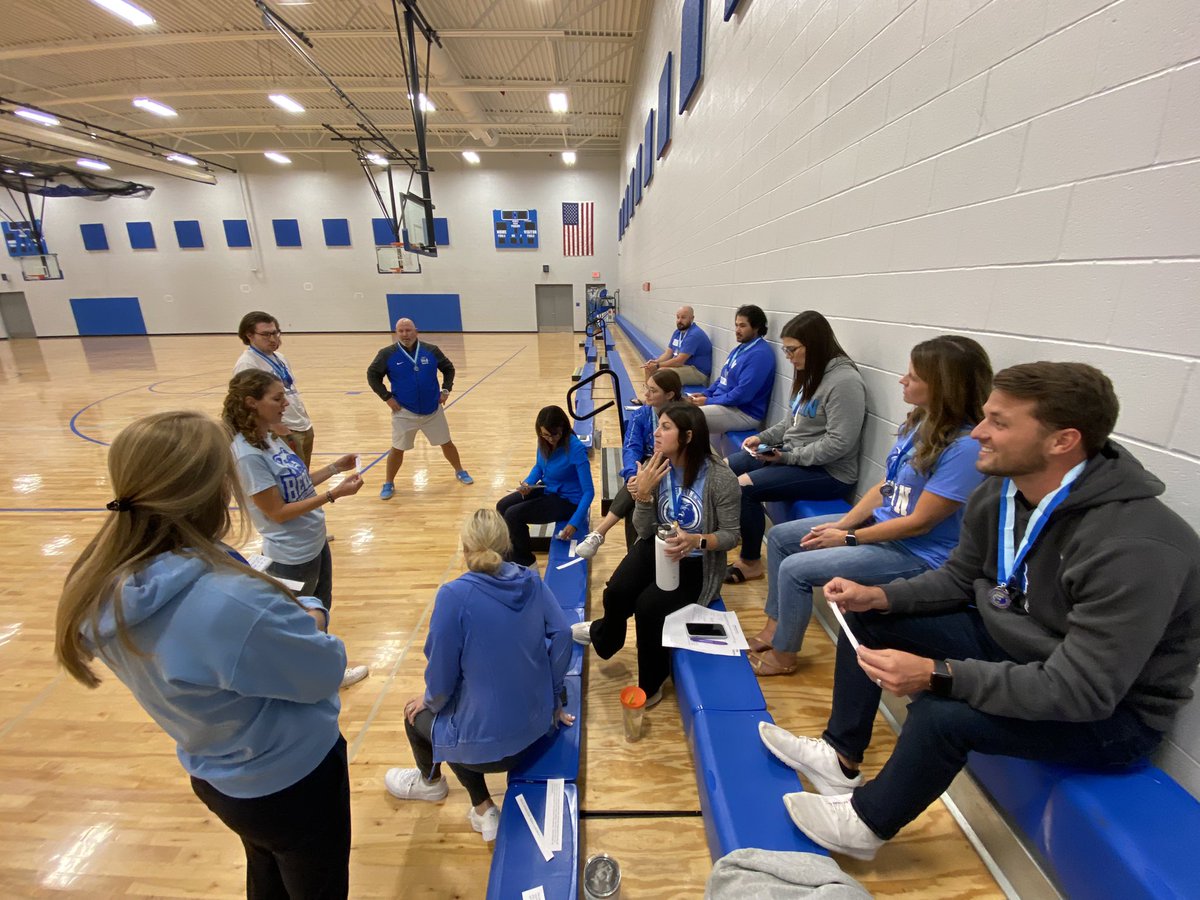 Todd_spinner's tweet photo. Q and A about the day was the next step, along with DOUBLEBLUE  swag &amp; smiles!  #3140BSR🐻✔️
@MrHaugk @olsdpsych @ItsMissUbry @OBHS_Art_Dept @VinceDT @OlentangySD @wearegobegreat https://t.co/r9IA4BPdm8