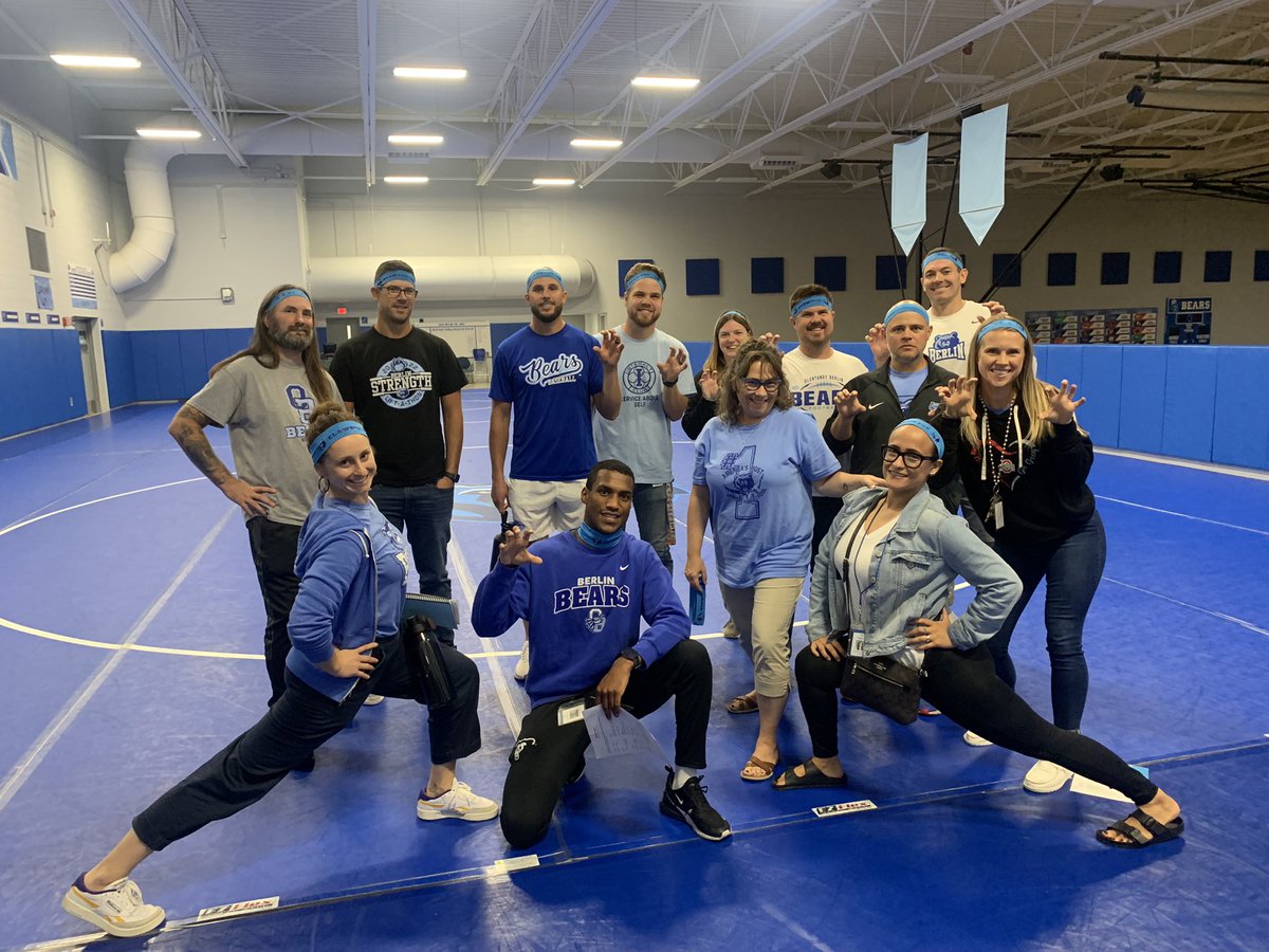 Todd_spinner's tweet photo. Q and A about the day was the next step, along with DOUBLEBLUE  swag &amp; smiles!  #3140BSR🐻✔️
@MrHaugk @olsdpsych @ItsMissUbry @OBHS_Art_Dept @VinceDT @OlentangySD @wearegobegreat https://t.co/r9IA4BPdm8
