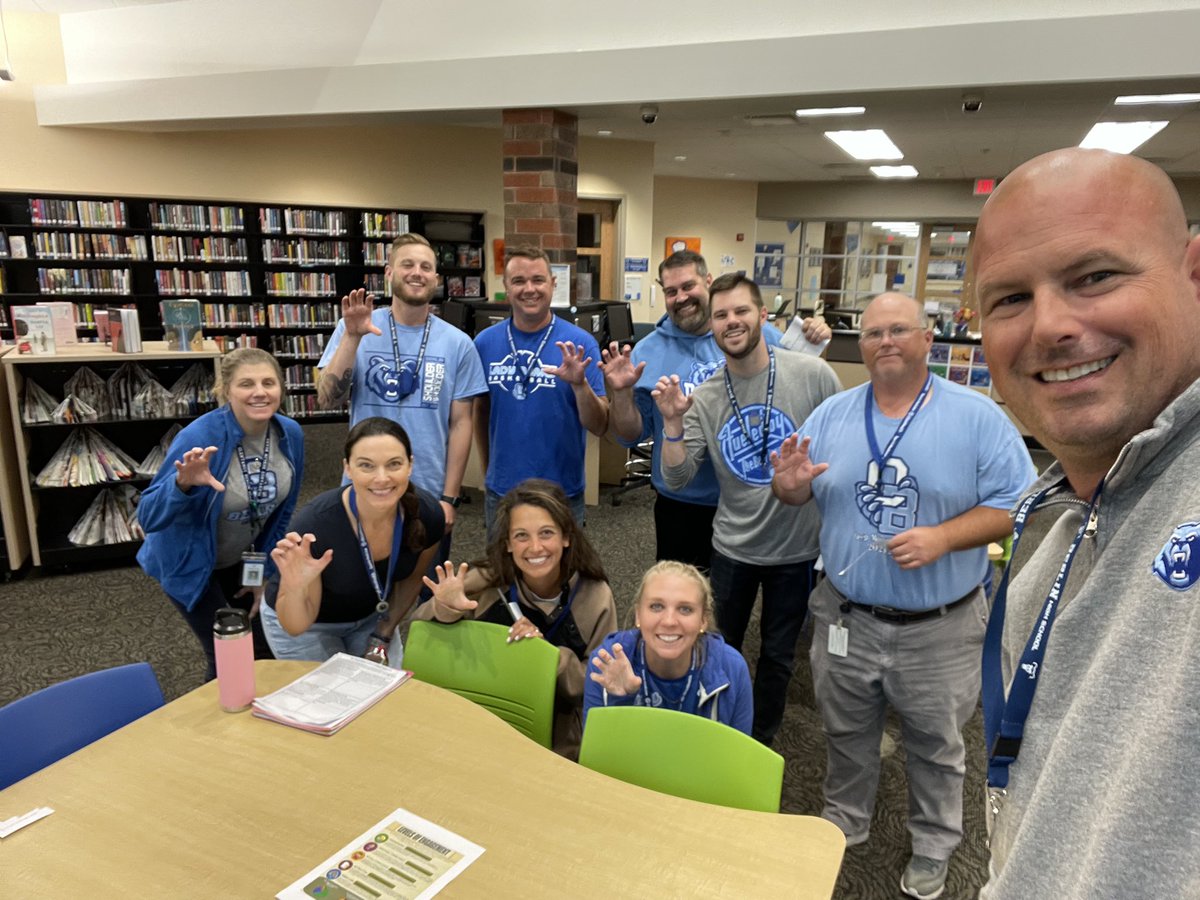 Q and A about the day was the next step, along with DOUBLEBLUE  swag &amp; smiles!  #3140BSR🐻✔️
<a href="/MrHaugk/">Michael Haugk</a> <a href="/olsdpsych/">Michael LaFlamme</a> @ItsMissUbry <a href="/OBHS_Art_Dept/">OBHS ART</a> <a href="/VinceDT/">Vincent DeTillio</a> <a href="/OlentangySD/">Olentangy Schools</a> <a href="/wearegobegreat/">#GoBeGreat™</a>