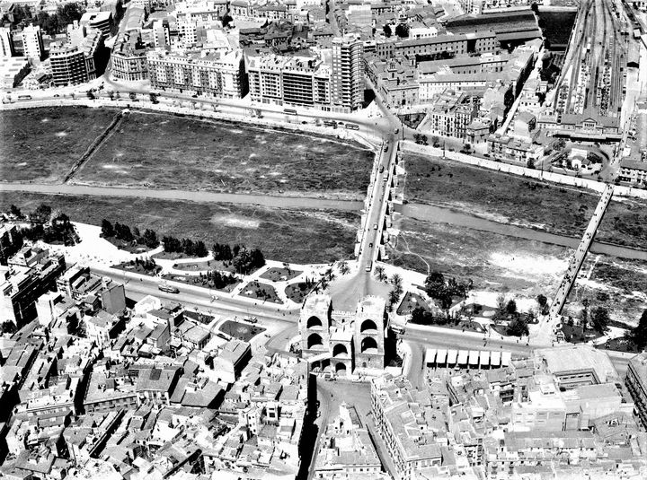 PassejantV's tweet photo. València, anys 1950. Vista aèria de la ciutat, portal de Serrans i riu. https://t.co/DKhbx9QBsc