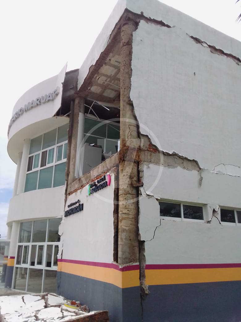 vozmichoacan's tweet image. SÍ HAY DAÑOS EN MICHOACÁN

👉El Hospital Regional de #Maruata presenta graves partituras luego del terremoto de magnitud de 7.4 con epicentro en Coalcomán, Michoacán.

👉El ISSSTE de #Apatzingán también presentó agrietamientos.
Fotos: 📸La Voz de Michoacán