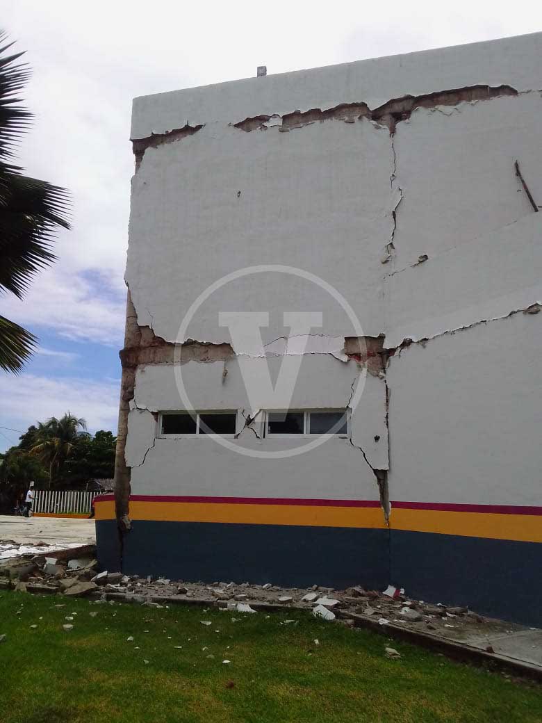 vozmichoacan's tweet image. SÍ HAY DAÑOS EN MICHOACÁN

👉El Hospital Regional de #Maruata presenta graves partituras luego del terremoto de magnitud de 7.4 con epicentro en Coalcomán, Michoacán.

👉El ISSSTE de #Apatzingán también presentó agrietamientos.
Fotos: 📸La Voz de Michoacán