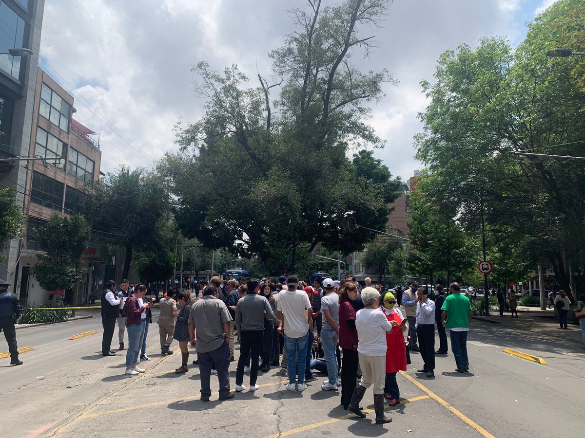 bbcmundo's tweet photo. Un #sismo de magnitud 7,4 sacudió México este #19DeSeptiembre. Hasta ahora, el presidente López Obrador informó de una víctima mortal en Manzanillo, Colima. 
Tras escuchar la alerta sísmica por el #temblor, los mexicanos salieron a la calle a la espera de posibles réplicas. 🧵 https://t.co/fxuTmQ1EPH