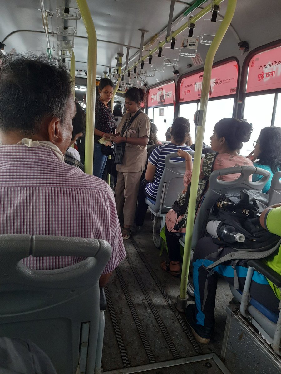 HegdeAnjali's tweet photo. Idk about her age or experience, she look so young still the way she was managing the crowd it was commendable. i was and am just happy for the fact that women are proving that they can do anything and everything. Looking forward to see more such #ladyconductor. #womenempowerment https://t.co/ZdNeaztcyj