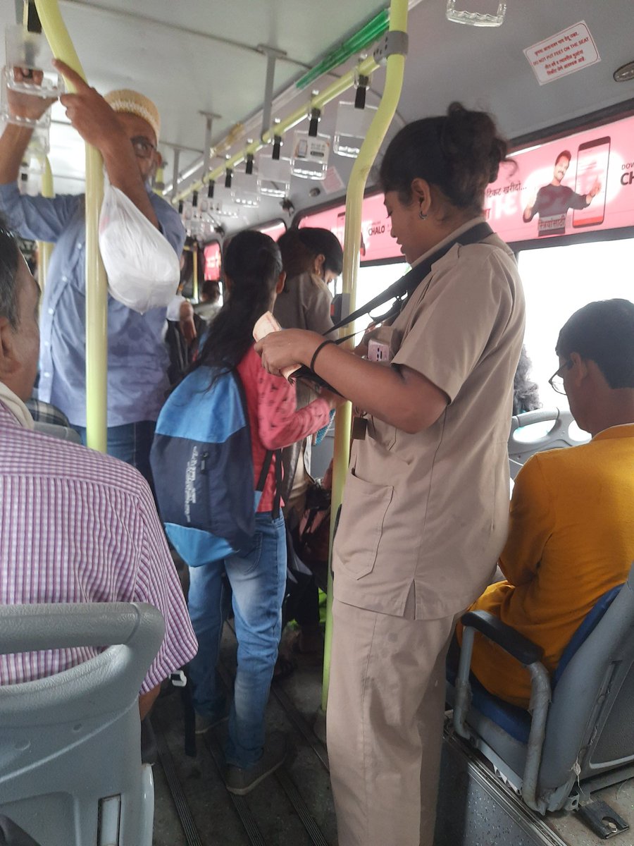 HegdeAnjali's tweet photo. Idk about her age or experience, she look so young still the way she was managing the crowd it was commendable. i was and am just happy for the fact that women are proving that they can do anything and everything. Looking forward to see more such #ladyconductor. #womenempowerment https://t.co/ZdNeaztcyj