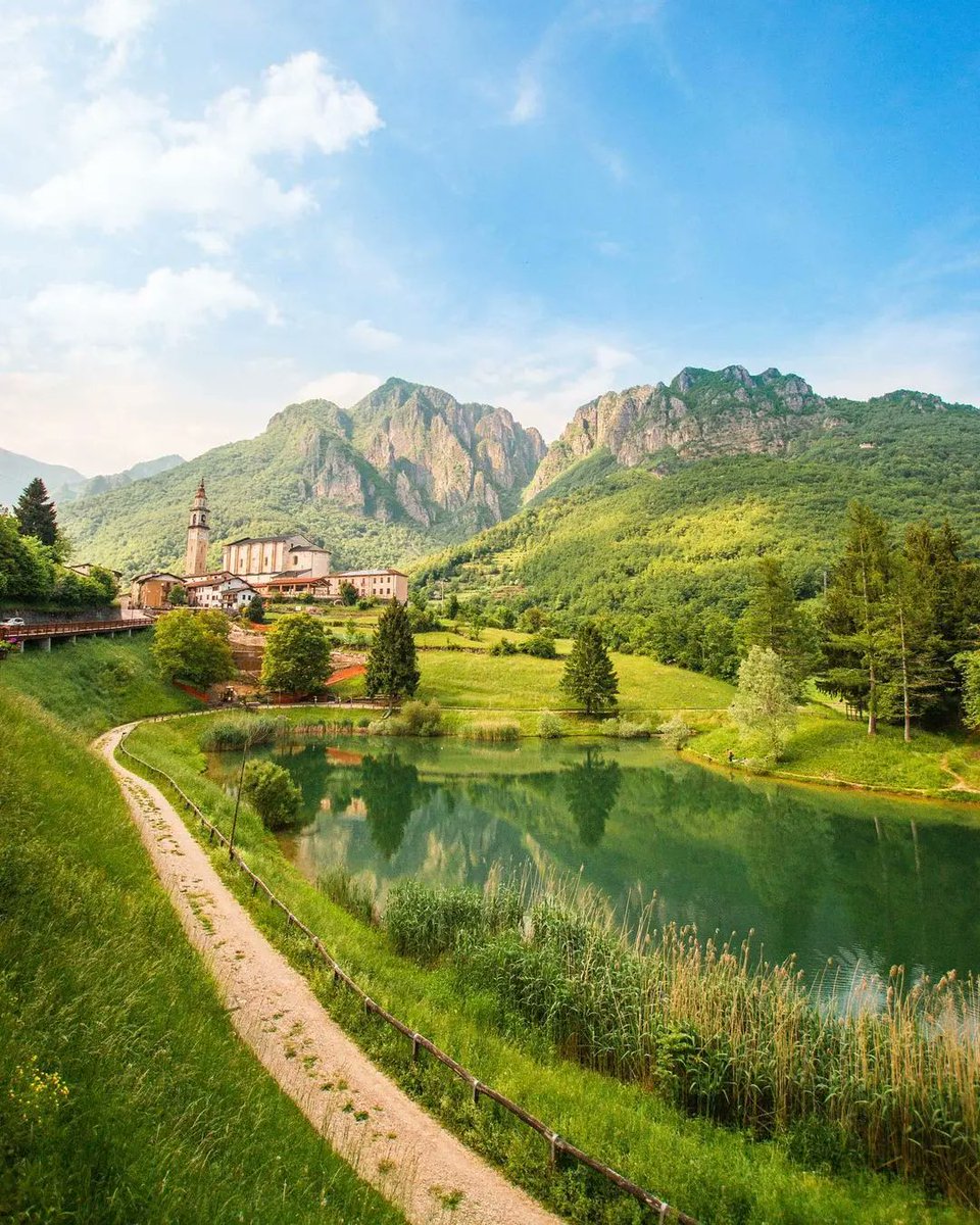 🇮🇹 Alla scoperta del Veneto con l'hashtag ufficiale della nostra Community, ovvero #venetissimo! 👍🏻😉

Questa volta facciamo tappa sulle Prealpi Vicentine, in un luogo magico a 550 mt.s.l.m. ovvero il delizioso Laghi, comune più piccolo del Veneto. 

📸 Credits: IG chiarascuraa_