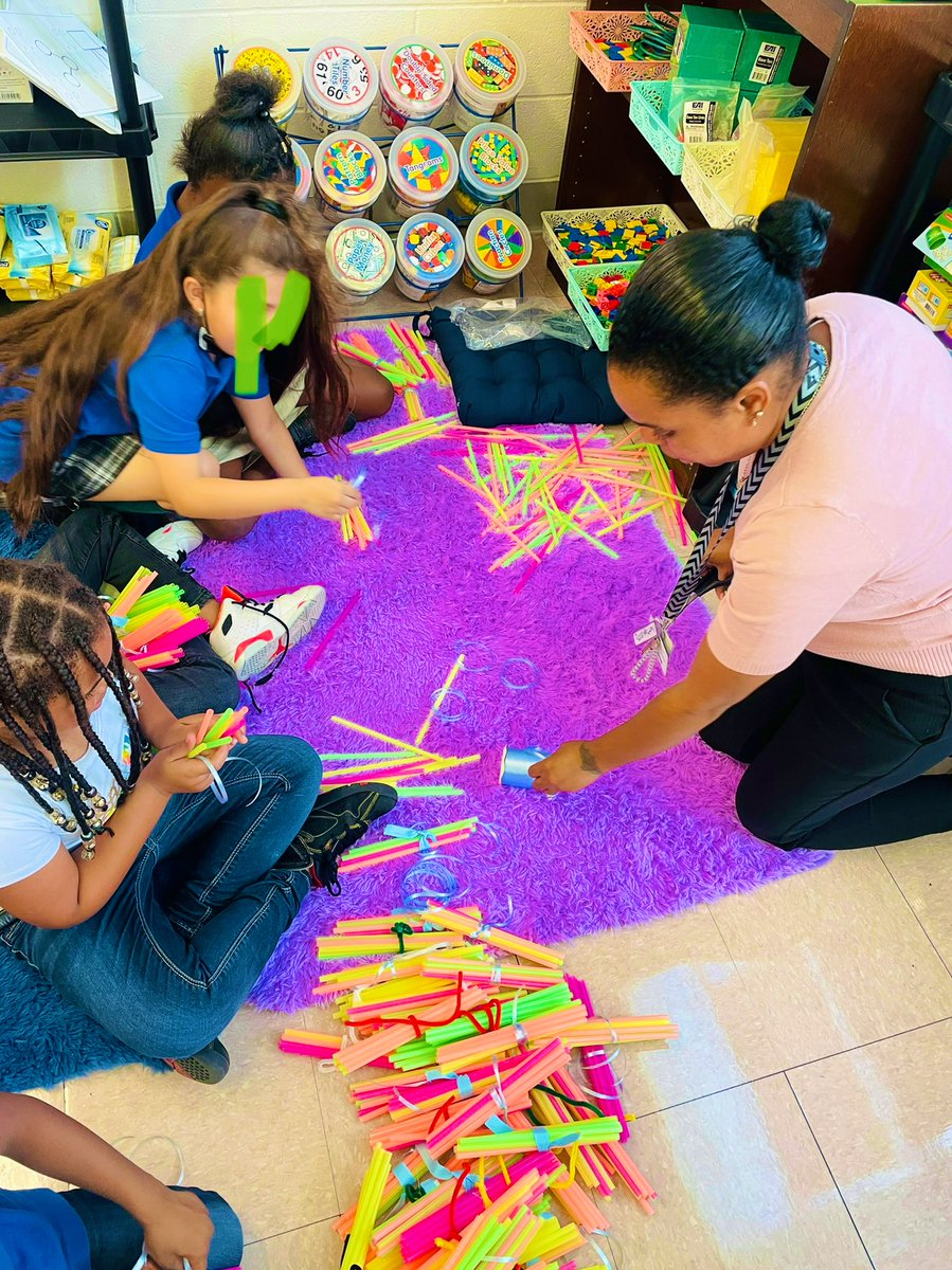 pinksupernova08's tweet photo. @KelsoHISD 2nd graders actively engaged & working on place value, counting, & comparison of numbers-bundling tens! @HISD_ElemSci @eureka_math @DonelleWilliams @GreatMindsEd #concretemodels #curriculummatters #morethanoneway https://t.co/QTEjNI7IN3