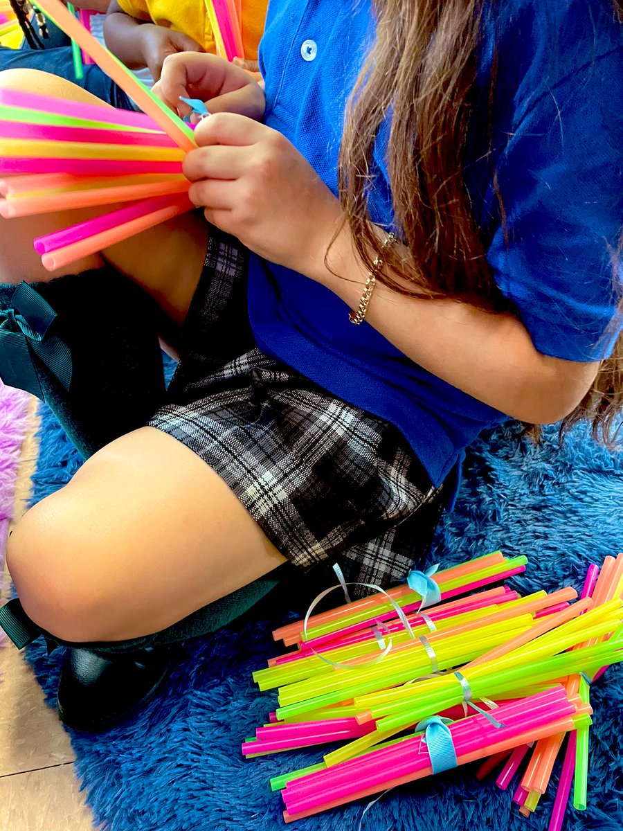 pinksupernova08's tweet photo. @KelsoHISD 2nd graders actively engaged & working on place value, counting, & comparison of numbers-bundling tens! @HISD_ElemSci @eureka_math @DonelleWilliams @GreatMindsEd #concretemodels #curriculummatters #morethanoneway https://t.co/QTEjNI7IN3