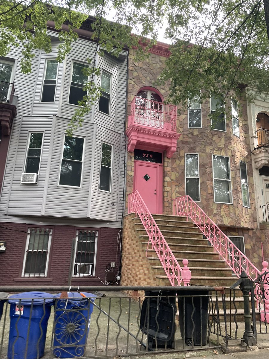 POV: Malibu Barbie grows up and moves to bushwick