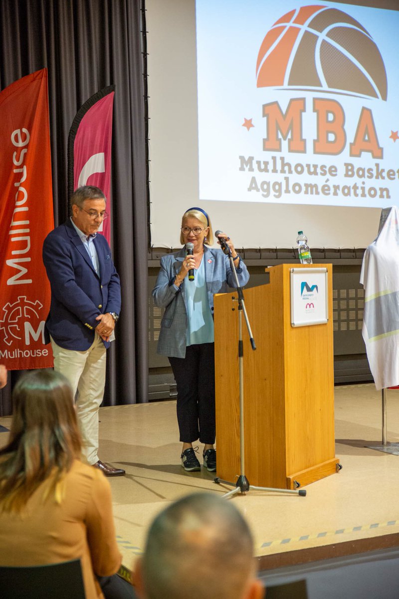 Présentation ce soir du nouveau maillot de @mbaprobasket. <a href="/michelelutzh/">Michèle Lutz</a> était bien sûr présente.