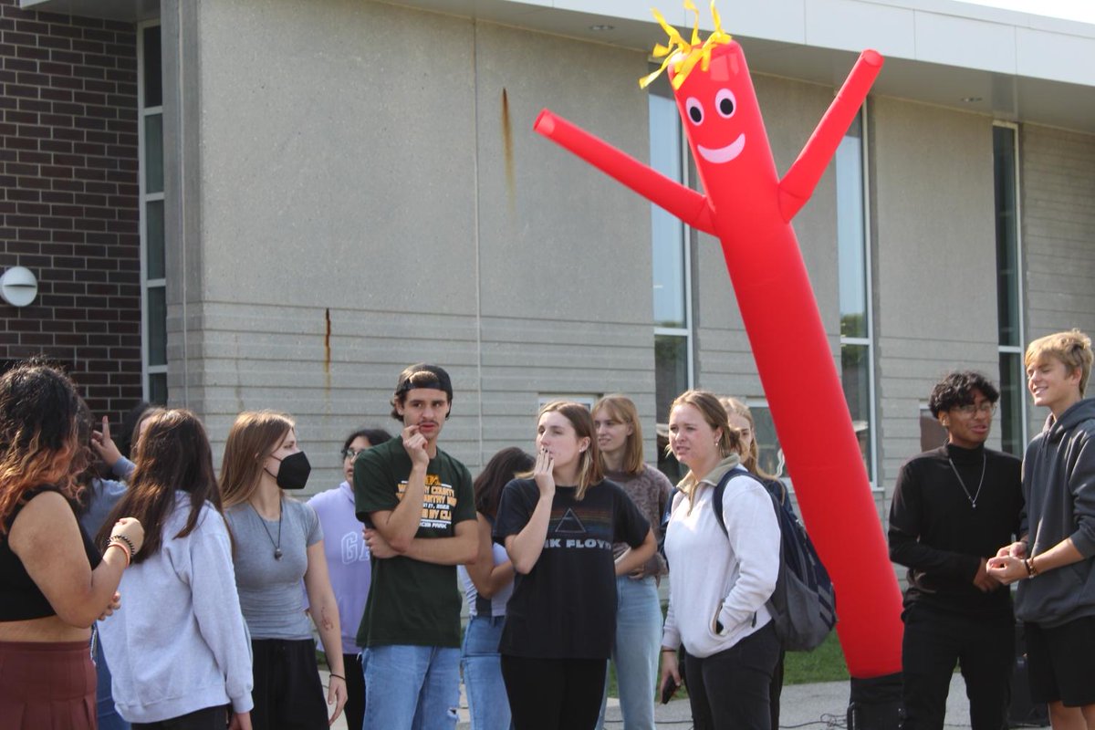 Gallery: Sophomore picnic: With help from Connections Crew, MCHS held a picnic for sophmores to help give them an easier transition to the Upper Campus

themchenrymessenger.com/gallery-sophom…

<a href="/MCHS156/">McHenry</a> #warriorpride156 #warriorready156