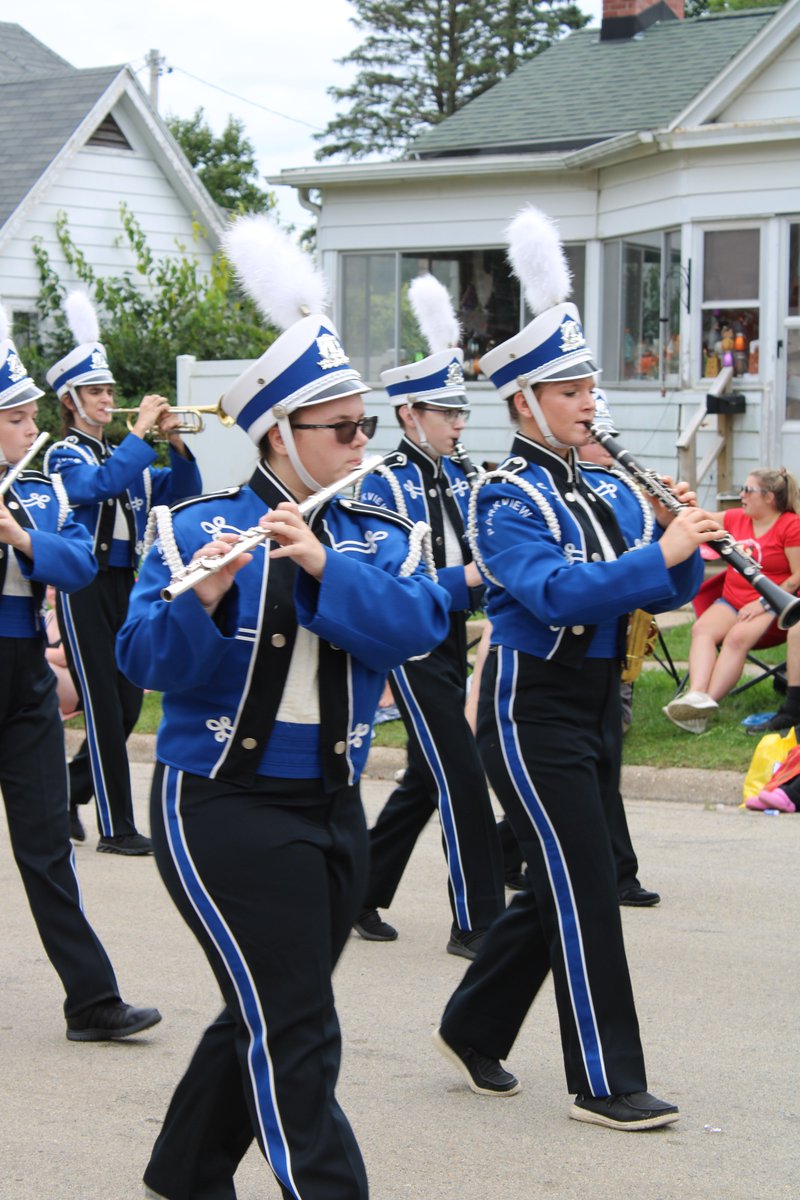 ParkviewSD's tweet photo. Our Parkview Senior High Band represented our #ParkviewCrew this weekend in the Cheese Days Parade! 🎷🎺🥁
They looked and sounded amazing! Help us give them a round of applause 👏 for all of their hard work! https://t.co/NAU84XBGJc