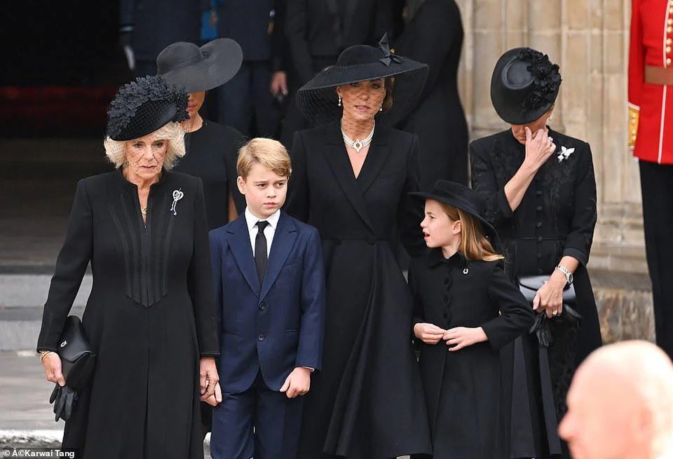 BrutusMaximusX's tweet photo. #QueenElizabethIIStateFuneral #Queensfuneral #TeamCambridge
I gotta say, the Windsor Ladies are a great team!
They protected the George & Charlotte throughout the ceremony, never once letting the claw get to them, or use them for money shots.
They also iced her out completely. https://t.co/vxkUBMM9dA