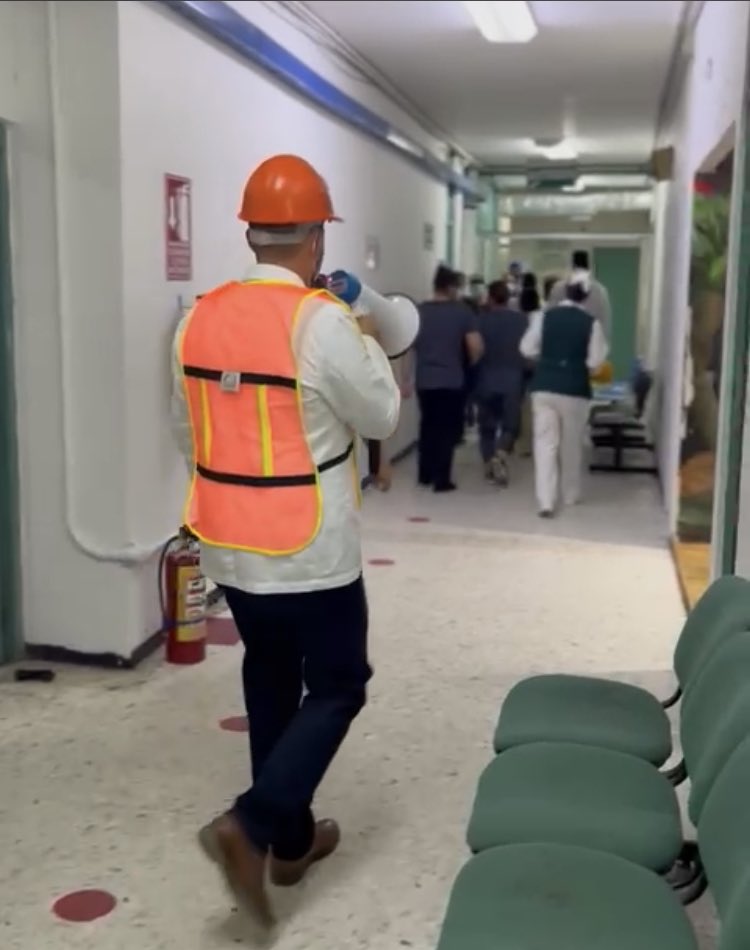 Tu_IMSSDgo's tweet photo. SimulacroIMSS

Personal de la Representación del #IMSSDurango participa en el el #SimulacroNacional2022. #SimulacroIMSS https://t.co/BJy9MKdSGf
