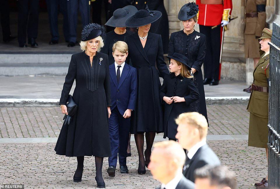 BrutusMaximusX's tweet photo. #QueenElizabethIIStateFuneral #Queensfuneral #TeamCambridge
I gotta say, the Windsor Ladies are a great team!
They protected the George & Charlotte throughout the ceremony, never once letting the claw get to them, or use them for money shots.
They also iced her out completely. https://t.co/vxkUBMM9dA
