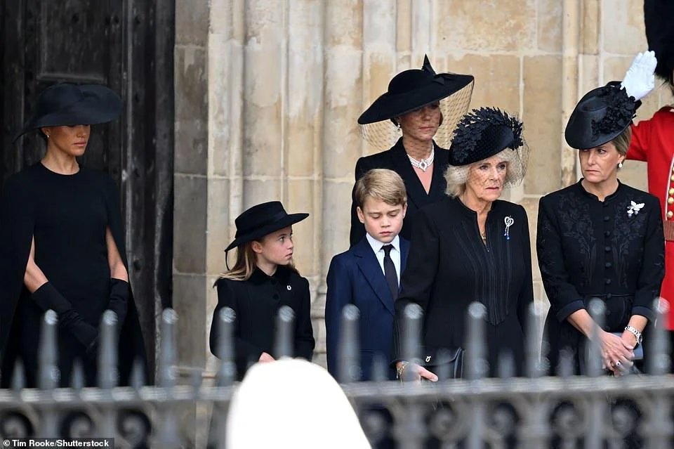 BrutusMaximusX's tweet photo. #QueenElizabethIIStateFuneral #Queensfuneral #TeamCambridge
I gotta say, the Windsor Ladies are a great team!
They protected the George & Charlotte throughout the ceremony, never once letting the claw get to them, or use them for money shots.
They also iced her out completely. https://t.co/vxkUBMM9dA