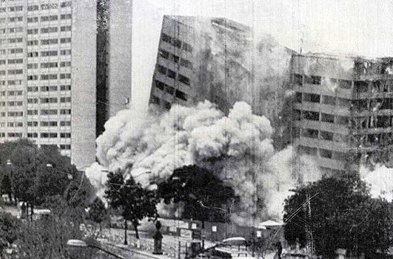 tlatecentral's tweet photo. Después del susto, recordamos los sismos del 19/09 de 1985, 2017 (y 2022) mediante la obra “Ollin”, de Luis Rochín, un readymade que mezcla referentes arqueológicos, políticos y sociales alrededor de un hito que destapó la cloaca de corrupción que rodea la obra pública, (1/2) https://t.co/PigSsB4G81