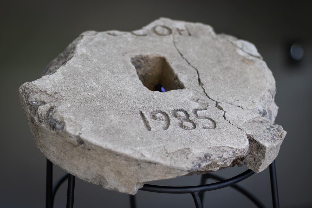 tlatecentral's tweet photo. Después del susto, recordamos los sismos del 19/09 de 1985, 2017 (y 2022) mediante la obra “Ollin”, de Luis Rochín, un readymade que mezcla referentes arqueológicos, políticos y sociales alrededor de un hito que destapó la cloaca de corrupción que rodea la obra pública, (1/2) https://t.co/PigSsB4G81