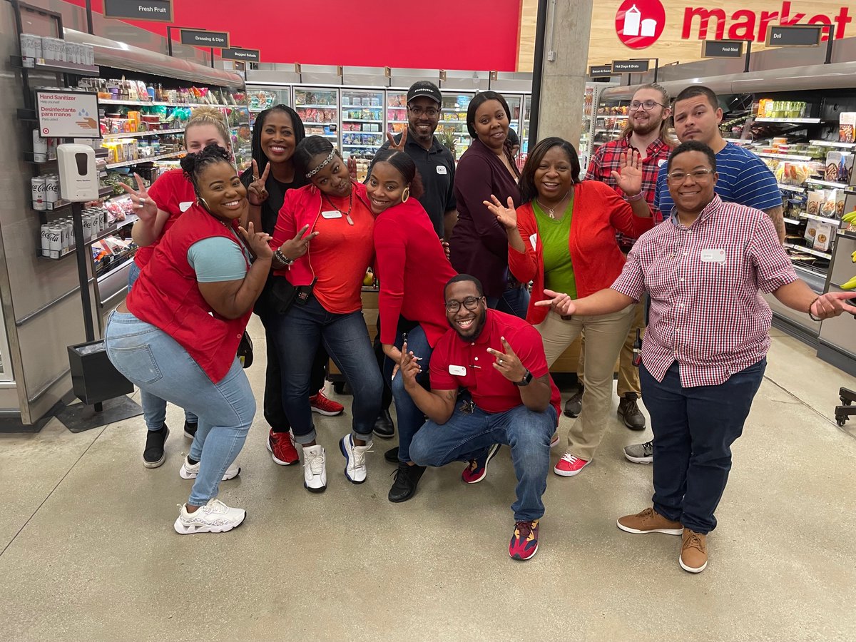 Always enjoy doing @target runs in #Chicago. Big shoutout to the local teams who bring the joy, including the Hyde Park team who were getting students from <a href="/UChicago/">The University of Chicago</a> (my grad alma mater) ready for back to college!🎯