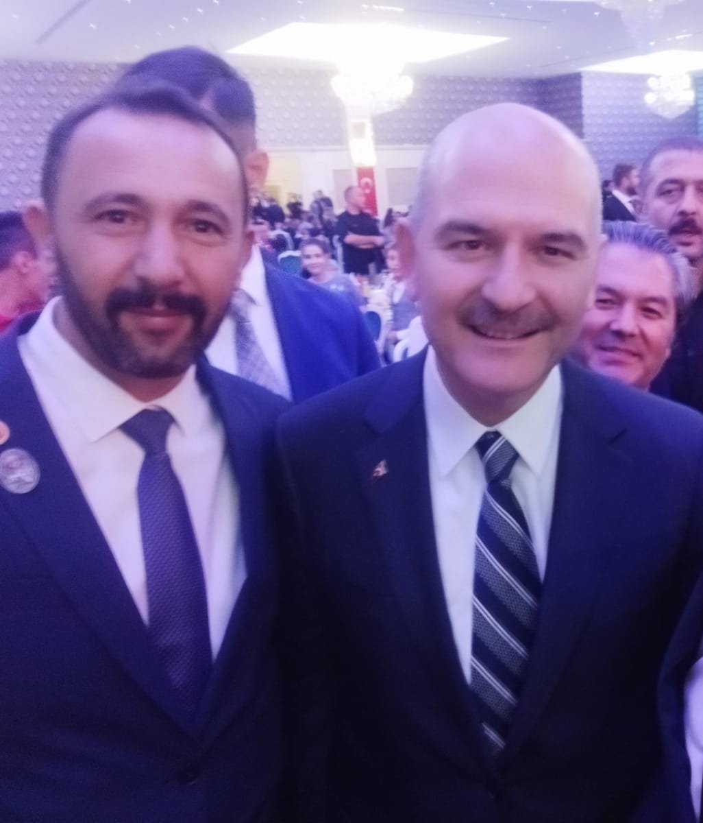 Samidogan38's tweet photo. Sayın Bakanım Süleyman Soylu ile 19 Eylül Gaziler yemeğinde bir araya geldik kendileri ile Gazilerimiz Şehit Ailelerimiz ve Vakfımız adına  bazı sıkıntıları iletip çözüm arayışında olduk, desteğini esirgemedi varolsun @suleymansoylu @gokmen_cicek_ https://t.co/SAvfYTQXVw